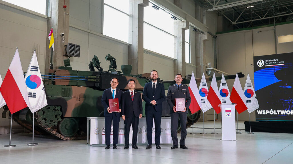 Foto: Podpisanie umowy wykonawczej na system uzbrojenia K2 / Źródło: Ministerstwo Obrony Narodowej