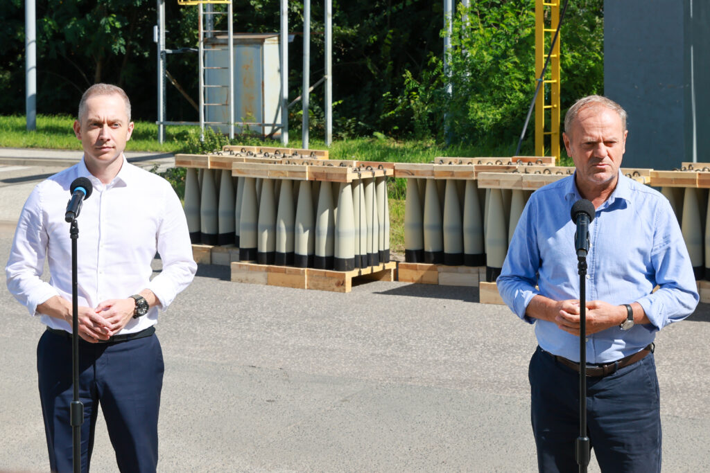 Premier Donald Tusk i Wiceminister Obrony Narodowej Cezary Tomczyk podczas konferencji w zakładach Nitro-Chem w Bydgoszczy