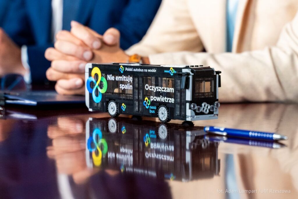 Foto - Zdjęcie z konferencji prasowej podczas, której Konrad Fijołek - Prezydent Rzeszowa podpisał umowę z firmą PAK-PCE Polski Autobus Wodorowy, fot. Adam Lampart, Urząd Miasta Rzeszowa