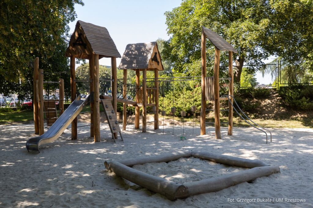 Foto - Zdjęcie z nowego placu zabaw w rzeszowskim Parku Sybiraków, fot. Grzegorz Bukała, Urząd Miasta Rzeszowa