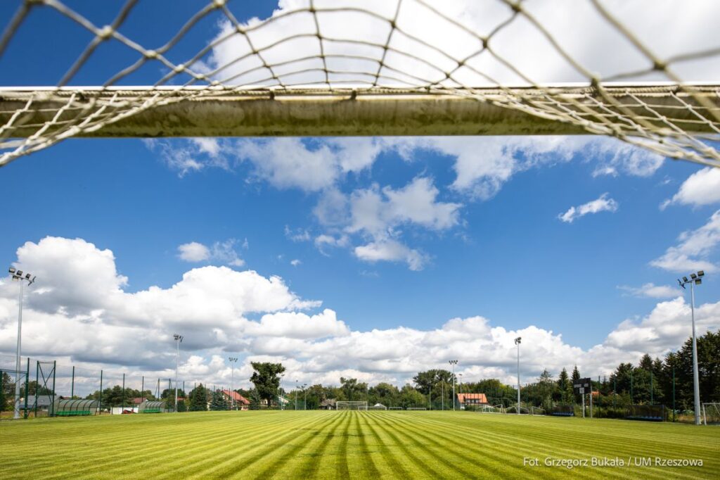Foto: Zdjęcie ze stadionu KS Grunwald Budziwój, fot. Grzegorz Bukała, Urząd Miasta Rzeszowa
