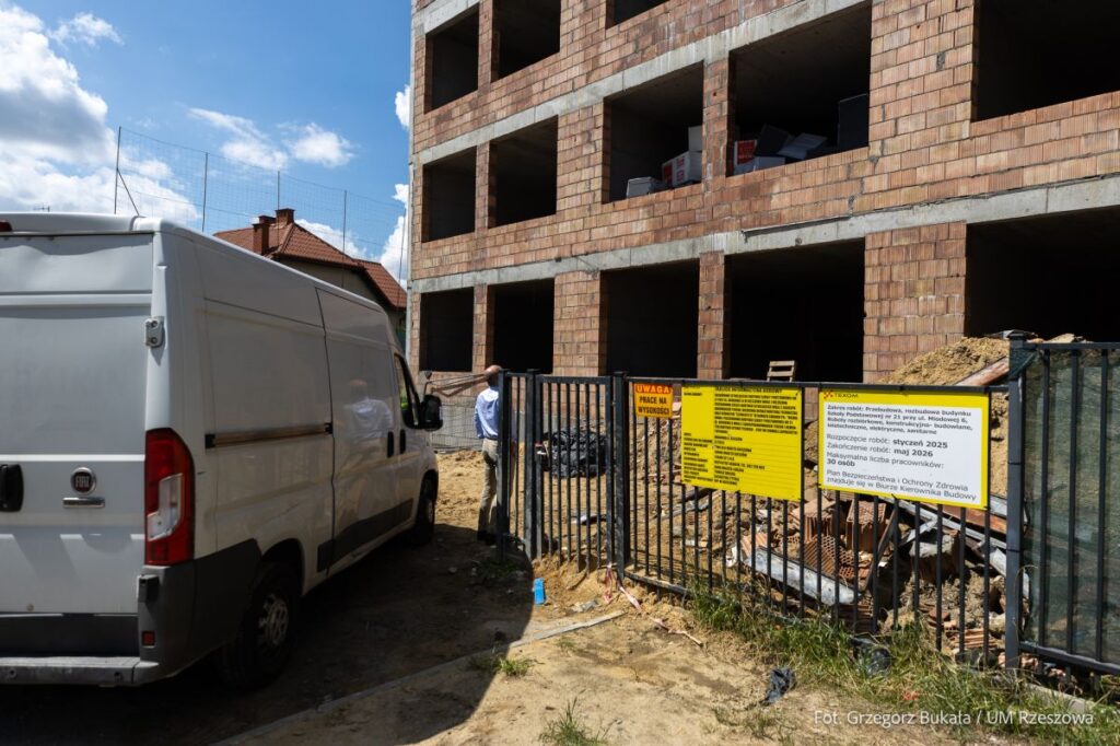 Foto - Zdjęcie z rozbudowy budynku rzeszowskiej Szkoły Podstawowej nr 21 przy ul. Miodowej, fot. Grzegorz Bukała, Urząd Miasta Rzeszowa