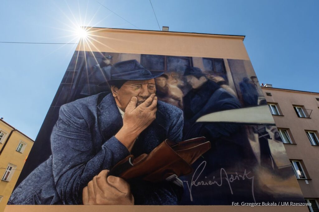 Foto: Zdjęcie z oficjalnego odsłonięcia muralu przedstawiającego rzeszowskiego aktora Zdzisława Kozienia na budynku mieszklanym przy ul. Baldachówka w Rzeszowie, fot. Grzegorz Bukała Źródło: Urząd Miasta Rzeszowa