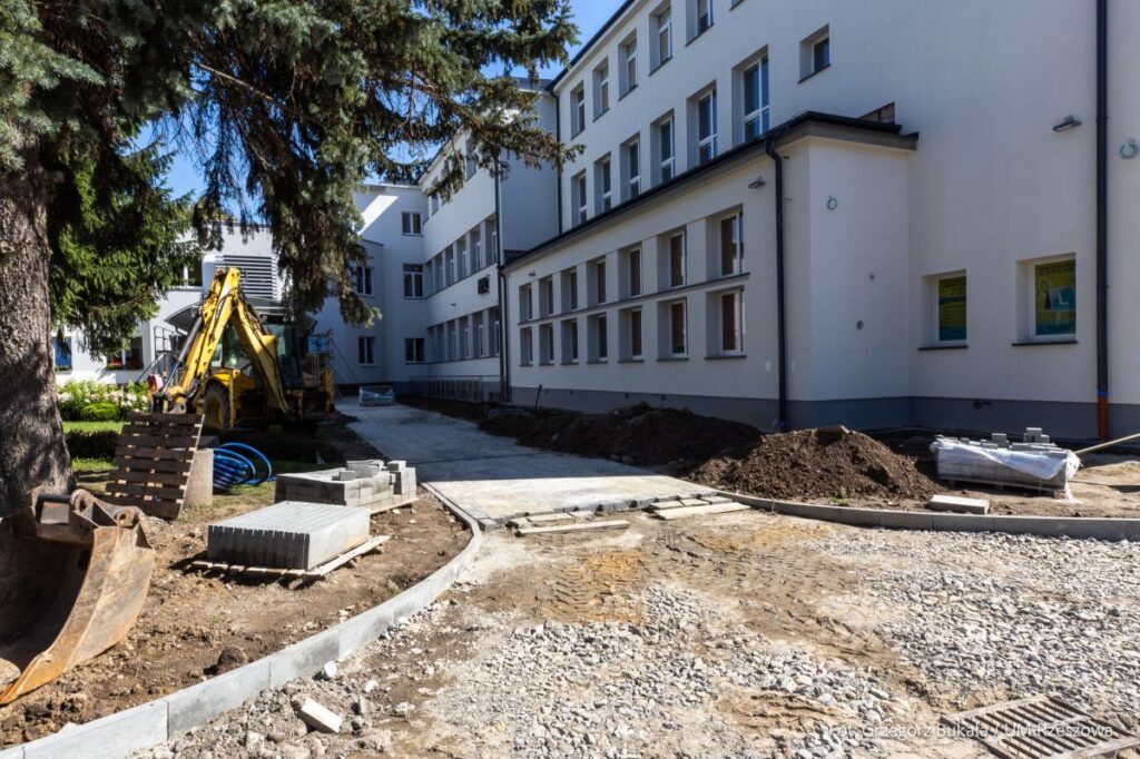 Foto - Zdjęcie z prac budowlanych w Zespole Szkół Elektronicznych przy ul. Hetmańskiej w Rzeszowie, fot. Grzegorz Bukała, Urząd Miasta Rzeszowa