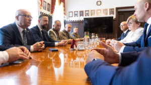 Foto: 22 sierpnia br. o Rzeszowie, Władysław Kosiniak-Kamysz wicepremier, minister obrony narodowej oraz Konrad Fijołek, Prezydent Miasta Rzeszowa podpisali list intencyjny dotyczący współpracy w zakresie obronności i bezpieczeństwa państwa pomiędzy Ministerstwem Obrony Narodowej i Gminą Miasto Rzeszów.