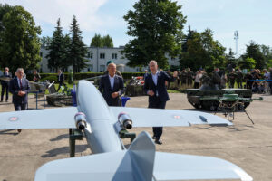 foto: Wizyta Premiera Donalda Tuska w Instytucie Technicznym Wojsk Lotniczych / Źródło: Kancelaria Prezesa Rady Ministrów