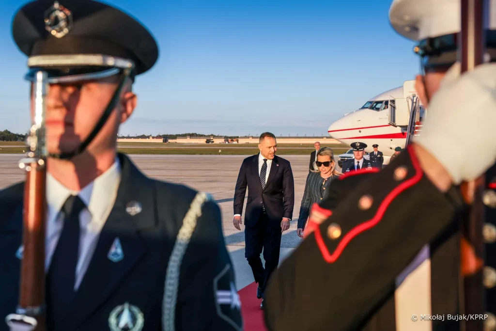 Foto - Baza Lotnicza Andrews | Prezydent RP Karol Nawrocki rozpoczyna wizytę w Stanach Zjednoczonych / Źródło: Oficjalna strona Prezydenta Rzeczypospolitej Polskiej