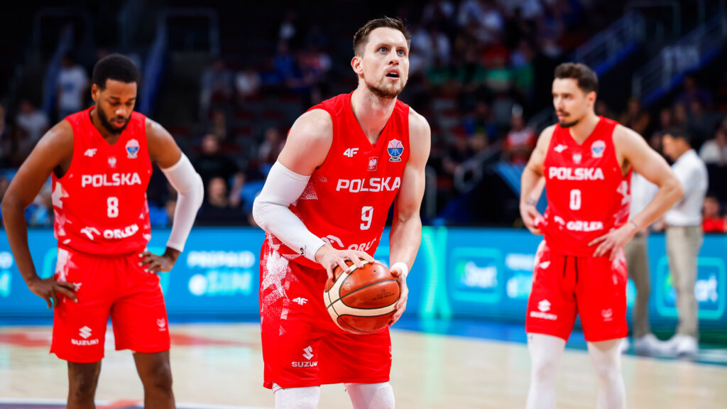 Foto: Jordan Loyd , Mateusz Ponitka , Andrzej Pluta , rzuty osobiste free throw ,
FOT. WOJCIECH FIGURSKI / Źródło: Serwis informacyjny Polskiego Związku Koszykówki