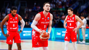 Foto: Jordan Loyd , Mateusz Ponitka , Andrzej Pluta , rzuty osobiste free throw ,
FOT. WOJCIECH FIGURSKI / Źródło: Serwis informacyjny Polskiego Związku Koszykówki