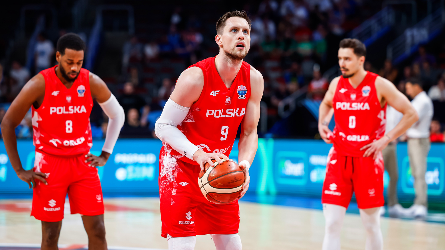 Foto: Jordan Loyd , Mateusz Ponitka , Andrzej Pluta , rzuty osobiste free throw ,
FOT. WOJCIECH FIGURSKI / Źródło: Serwis informacyjny Polskiego Związku Koszykówki