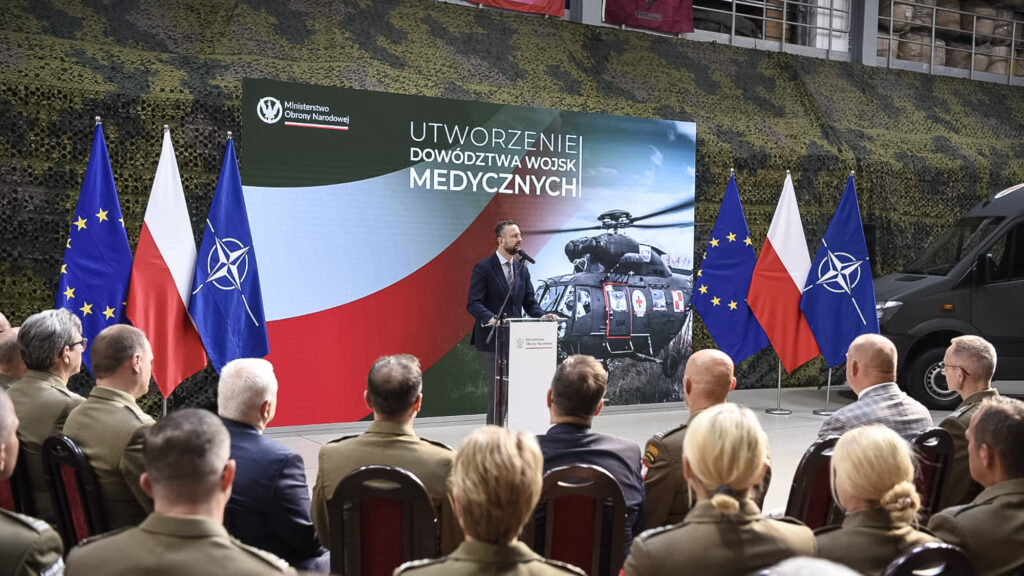 Foto: W poniedziałek, 15 września w 6. Brygadzie Powietrznodesantowej w Krakowie, Władysław Kosiniak-Kamysz wicepremier, Minister Obrony Narodowej oraz Cezary Tomczyk sekretarz stanu w MON wzięli udział w uroczystości powołania Dowództwa Wojsk Medycznych. / Źródło: Ministerstwo Obrony Narodowej