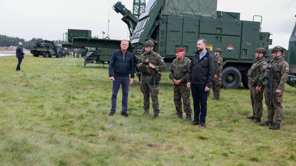FOTO: Premier Donald Tusk i Szef MON na Centralnym Poligonie Sił Powietrznych w Ustce / Źródło: Ministerstwo Obrony Narodowej