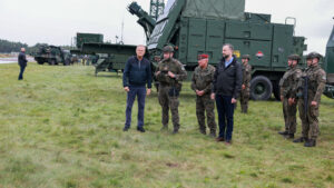 FOTO: Premier Donald Tusk i Szef MON na Centralnym Poligonie Sił Powietrznych w Ustce / Źródło: Ministerstwo Obrony Narodowej