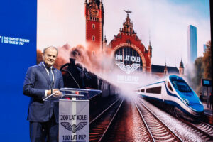 Foto: Premier: Ten rok i przyszłe lata będą rekordowe dla polskiej kolei / Źródło: Kancelaria Prezesa Rady Ministrów