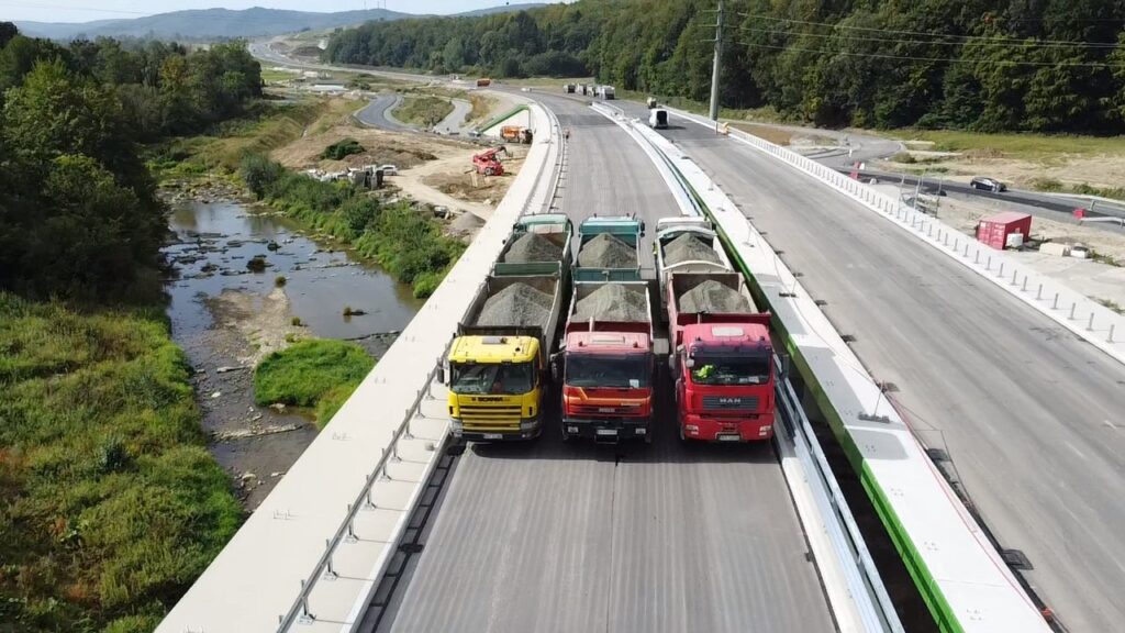Foto: Budowa S19 Miejsce Piastowe – Dukla - próbne obciążenia na estakadzie ES-2/3 / Źródło: Generalna Dyrekcja Dróg Krajowych i Autostrad - Oddział Rzeszów