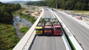 Foto: Budowa S19 Miejsce Piastowe – Dukla - próbne obciążenia na estakadzie ES-2/3 / Źródło: Generalna Dyrekcja Dróg Krajowych i Autostrad - Oddział Rzeszów