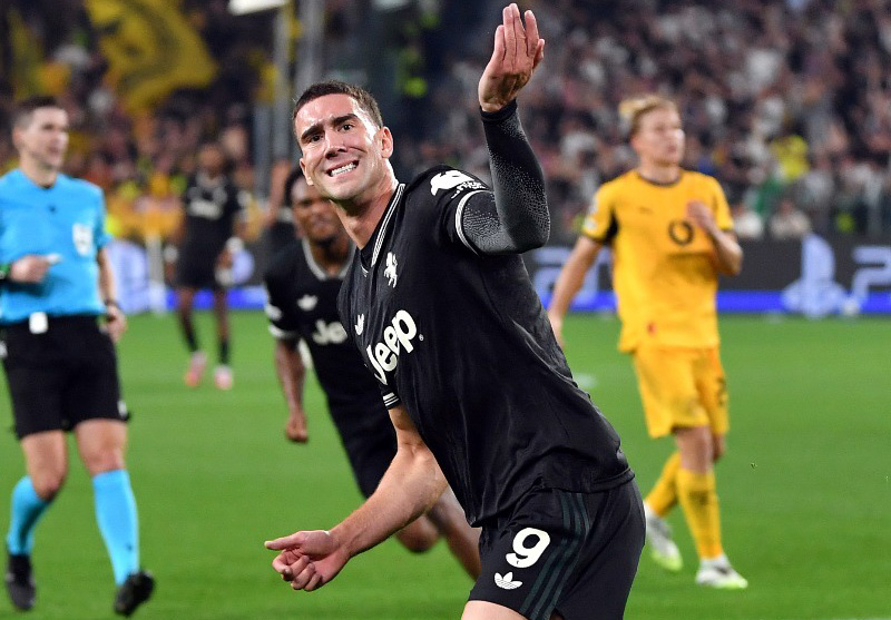 Foto: Dušan Vlahović strzelił dwa gole, a Juventus zremisował z Borussią Dortmund
Getty Images / Źródło: Serwis informacyjny UEFA