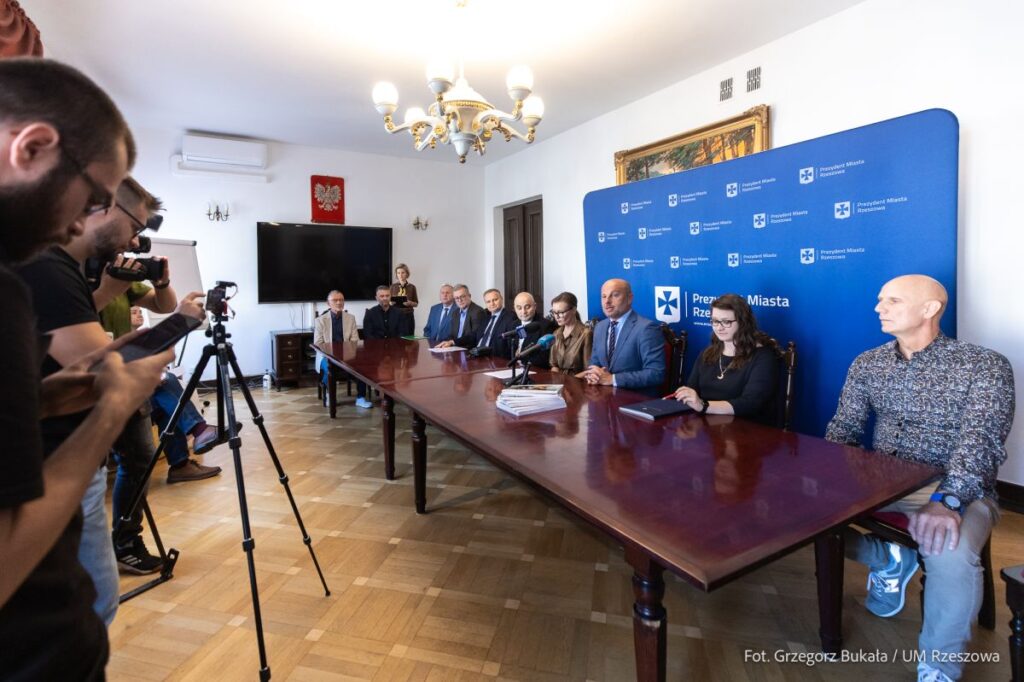 Foto: Zdjęcie z podpisania umów dotacyjnych na renowację rzeszowskich zabytków, fot. Grzegorz Bukała, Urząd Miasta Rzeszowa