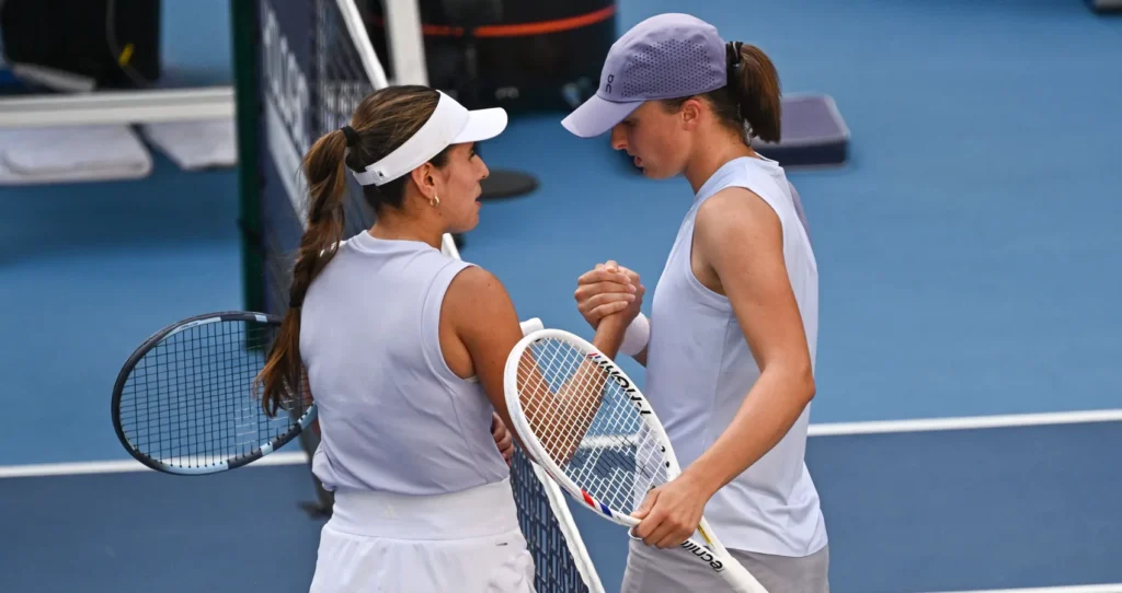 Foto: Iga Świątek i Camila Osorio WTA 1000 Pekin / Źródło: Serwis informacyjny WTA Tour