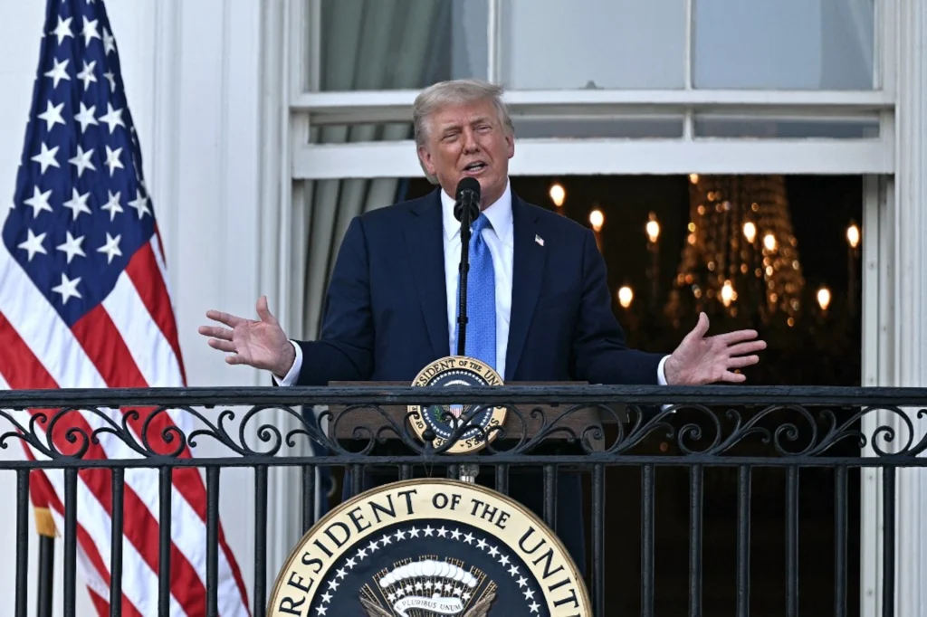 Prezydent USA Donald Trump bierze udział w letnim wieczorze na trawniku południowym Białego Domu w Waszyngtonie, 4 czerwca 2025 r. Brendan SMIALOWSKI / AFP / Źródło: kyivpost.com