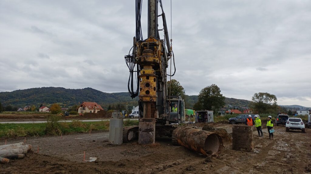 Foto: Prace palowe na S19 Dukla - Barwinek / Źródło: Generalna Dyrekcja Dróg Krajowych i Autostrad - Oddział Rzeszów