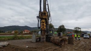 Foto: Prace palowe na S19 Dukla - Barwinek / Źródło: Generalna Dyrekcja Dróg Krajowych i Autostrad - Oddział Rzeszów