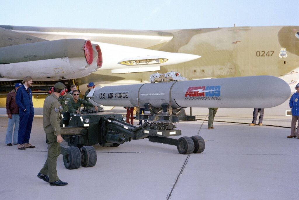 Prototyp AGM-109 Tomahawk, odpalanej z powietrza wersji pocisku manewrującego, wystrzeliwany z samolotu B-52 Stratofortress, 24 kwietnia 1979 roku. Siły Powietrzne USA anulowały program w 1984 roku, nie rozpoczynając eksploatacji wersji ALCM, ponieważ pocisk był zbyt długi do transportu wewnętrznego, a jego aerodynamika nie była kompatybilna z transportem zewnętrznym ani z jego wykorzystaniem. (Zdjęcie: Departament Obrony USA / Katalog Archiwów Narodowych)