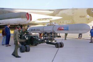 Prototyp AGM-109 Tomahawk, odpalanej z powietrza wersji pocisku manewrującego, wystrzeliwany z samolotu B-52 Stratofortress, 24 kwietnia 1979 roku. Siły Powietrzne USA anulowały program w 1984 roku, nie rozpoczynając eksploatacji wersji ALCM, ponieważ pocisk był zbyt długi do transportu wewnętrznego, a jego aerodynamika nie była kompatybilna z transportem zewnętrznym ani z jego wykorzystaniem. (Zdjęcie: Departament Obrony USA / Katalog Archiwów Narodowych)