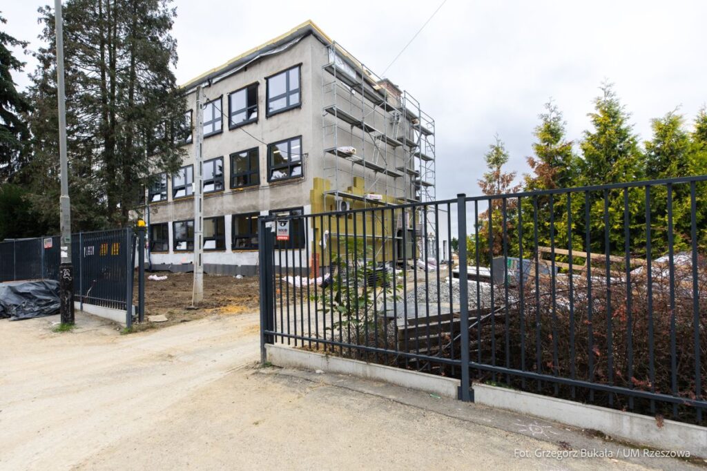 Foto: Zdjęcie z terenu budowy rzeszowskiej szkoły Podstawowej nr 21 przy ul. Miodowej / fot. Grzegorz Bukała / Źródło: Urząd Miasta Rzeszowa