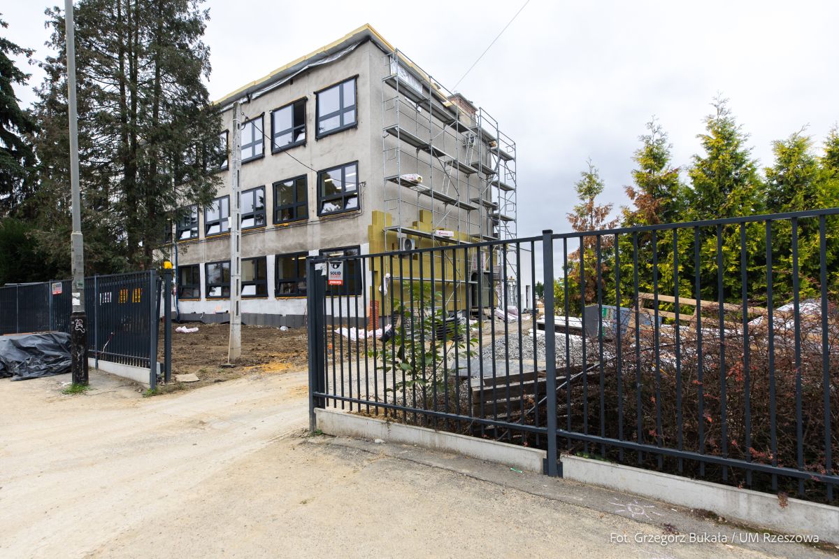 Foto: Zdjęcie z terenu budowy rzeszowskiej szkoły Podstawowej nr 21 przy ul. Miodowej / fot. Grzegorz Bukała / Źródło: Urząd Miasta Rzeszowa