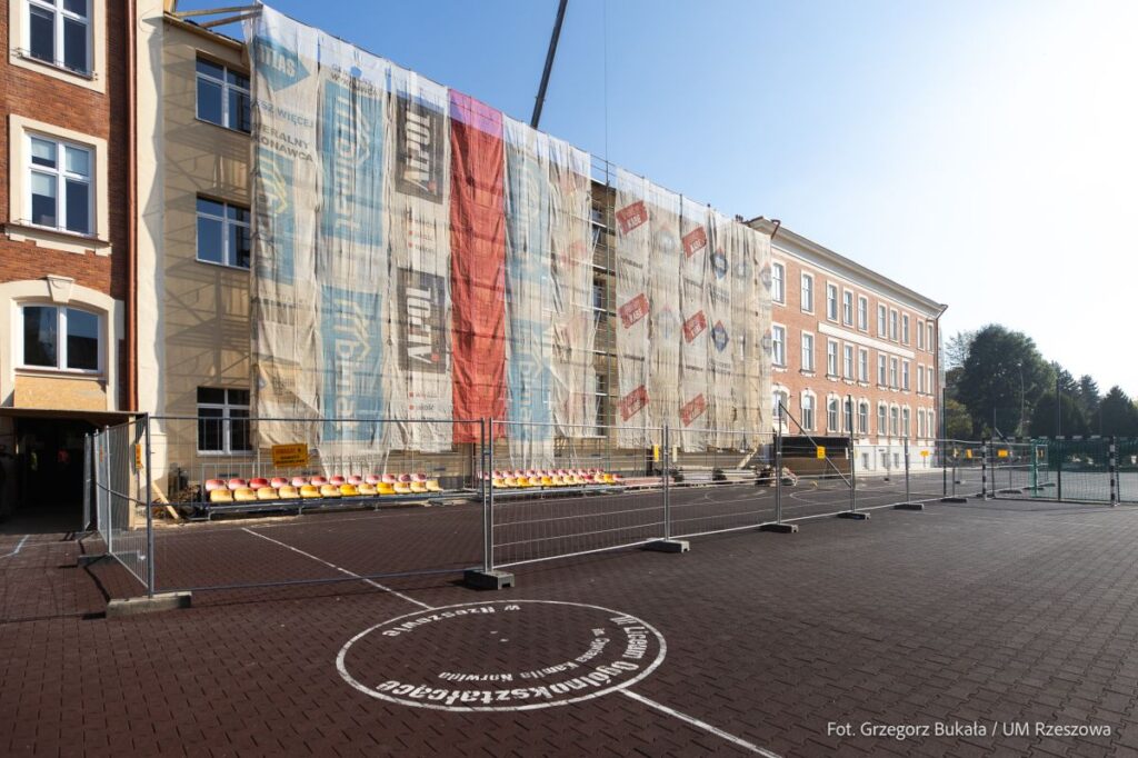 Foto: Zdjęcie z modernizacji budynku III Liceum Ogołnokształcącego w Rzeszowie, fot. Grzegorz Bukała, Urząd Miasta Rzeszowa