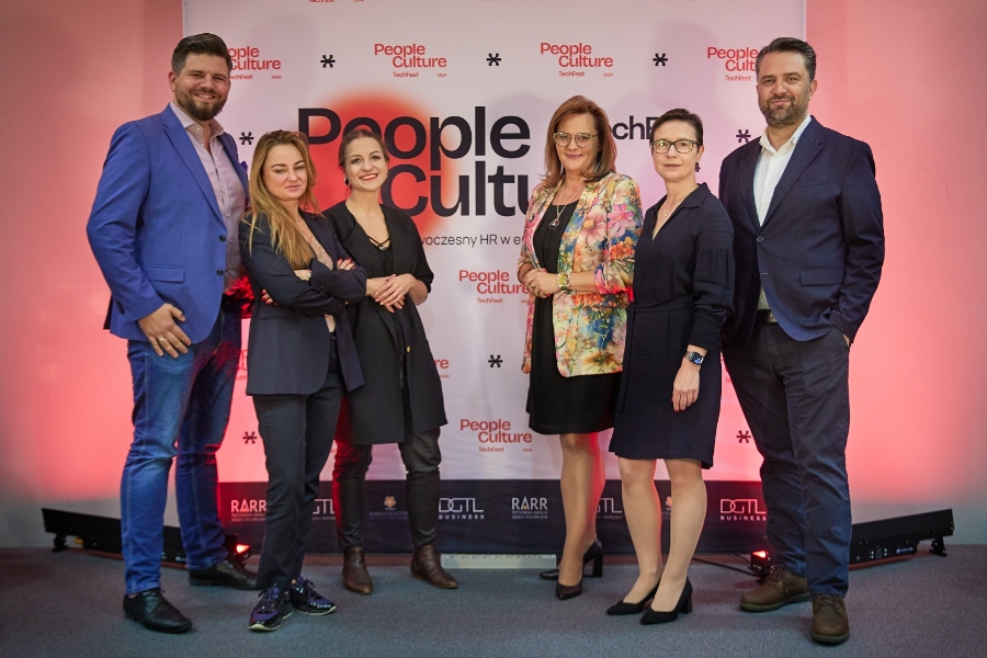 Od lewej: Michał Kibil, Urszula Kubaszek, Róża Szafranek, Małgorzata Jarosińska-Jedynak, Alicja Kaleta i Dawid Adamski. Fot. Karol Ząbik/RARR S.A.