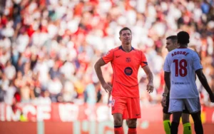 Foto: robert Lewandowski nie strzela karnego w meczu z Sevillą / Źródło: Serwis informacyjny FC Barcelona