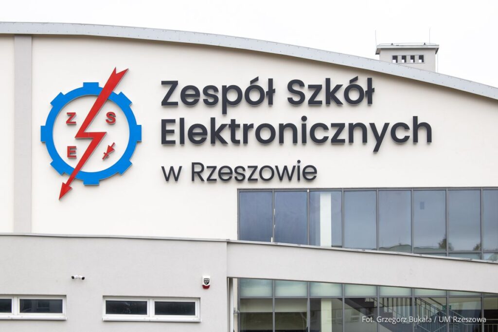Foto: zdjęcie z prac wykończeniowych budynku Zespołu Szkół Elektronicznych przy ul. Hetmańskiej w Rzeszowie, fot. Grzegorz Bukała, Urząd Miasta Rzeszowa