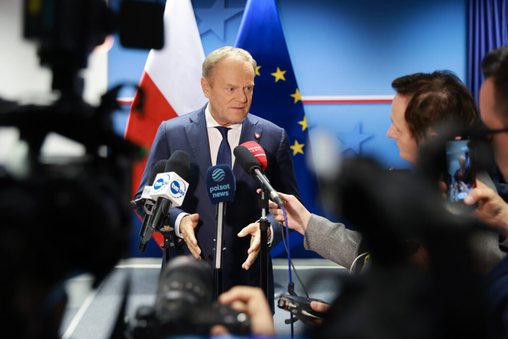 foto: Briefing prasowy Premiera Donalda Tuska podczas szczytu Rady Europejskiej / Źródło: Kancelaria Prezesa Rady Ministrów