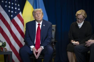 Prezydent USA Donald Trump spotyka się z prezydentem Wołodymyrem Zełenskim (niewidocznym na zdjęciu) w siedzibie ONZ w Nowym Jorku, wtorek, 23 września 2025 r. (Zdjęcie: Daniel Torok / Biały Dom) / Źródło: kyivpost.com