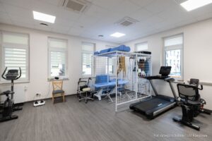 Zdjęcie poglądowe pomieszczenia do rehabilitacji dla osób w wieku 50+