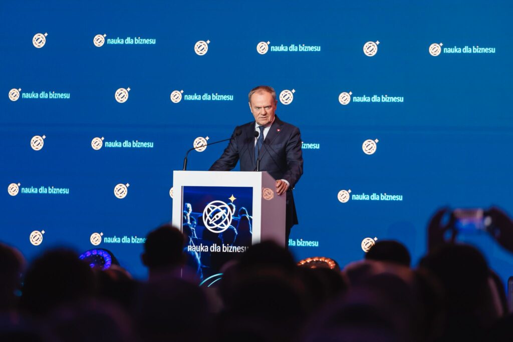 Foto: Premier Donald Tusk na Kongresie Nauki dla Biznesu, 19.11.2025 r. / Źródło: Kancelaria Prezesa Rady Ministrów