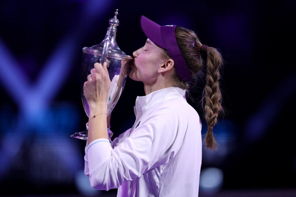 Foto - Rybakina po wygraniu WTA Finals 2025 / Źródło: WTA Tour