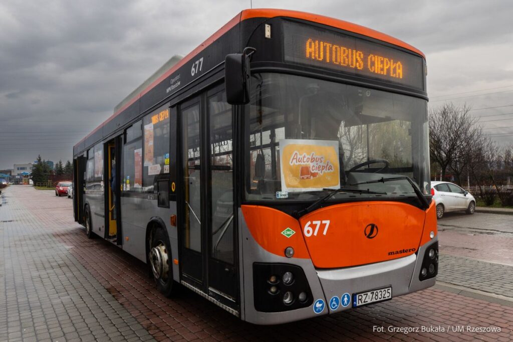 Foto: zdjęcie z akcji autobus ciepła w Rzeszowie, fot. Grzegorz Bukała / Urząd Miasta Rzeszowa