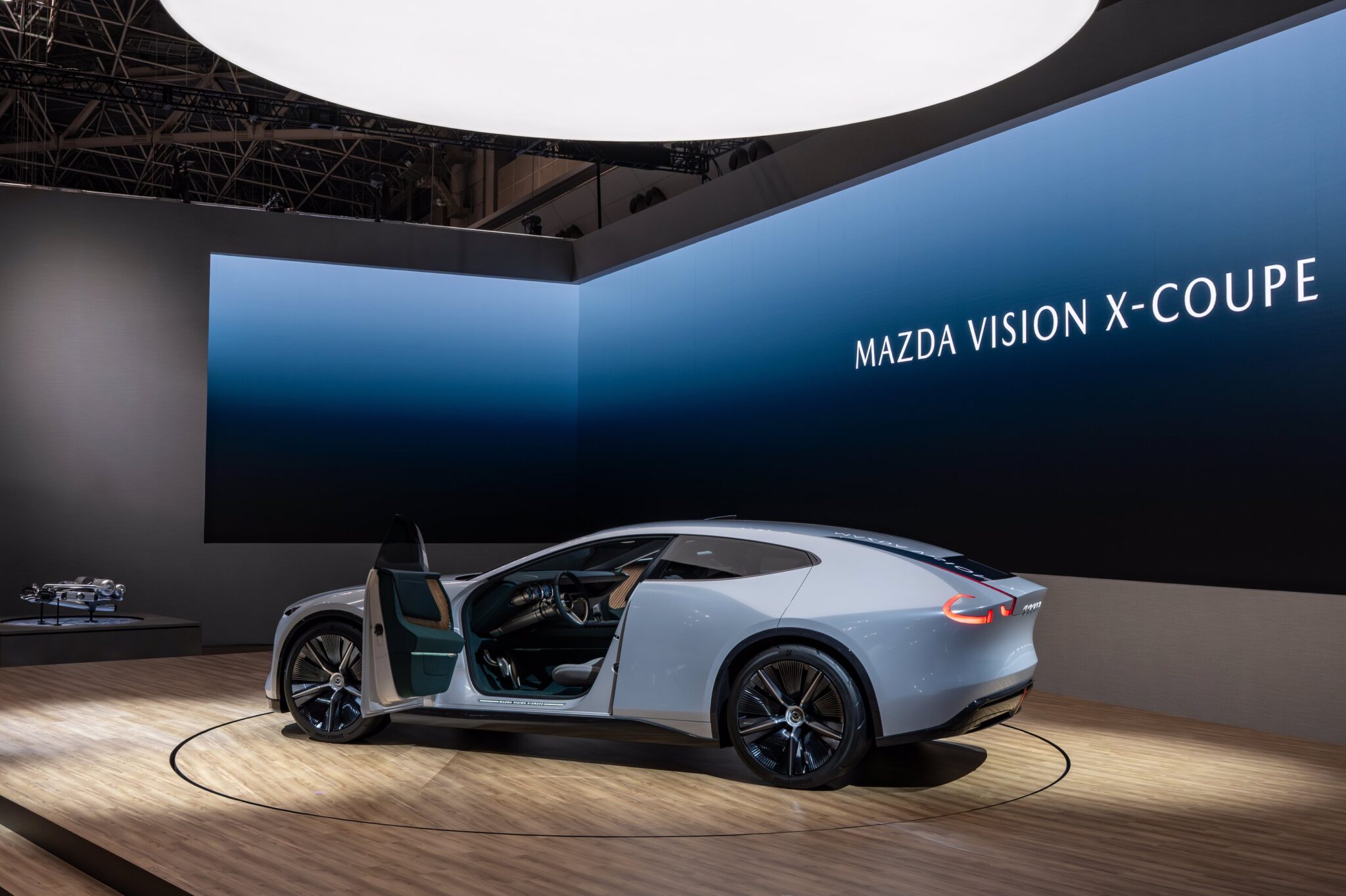 mazda-prezentuje-wiatow-premier-dw-ch-modeli-vision-na-japan
