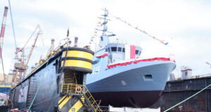 Foto: W czwartek (11 grudnia br.) w stoczni Remontowa Shipbuilding S.A. należącej do Grupy Kapitałowej REMONTOWA HOLDING S.A. w Gdańsku, wicepremier, minister obrony narodowej Władysław Kosiniak-Kamysz uczestniczył w uroczystości chrztu i wodowania szóstego z serii niszczyciela min typu Kormoran II / Źródło: Ministerstwo Obrony Narodowej