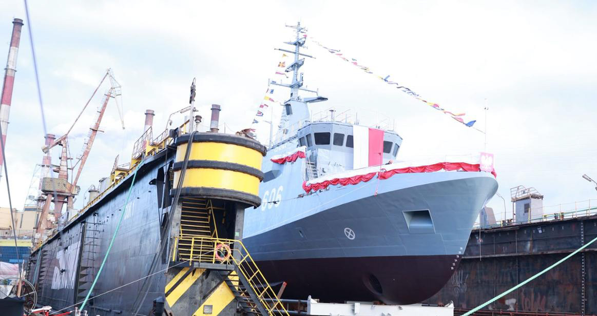 Foto: W czwartek (11 grudnia br.) w stoczni Remontowa Shipbuilding S.A. należącej do Grupy Kapitałowej REMONTOWA HOLDING S.A. w Gdańsku, wicepremier, minister obrony narodowej Władysław Kosiniak-Kamysz uczestniczył w uroczystości chrztu i wodowania szóstego z serii niszczyciela min typu Kormoran II / Źródło: Ministerstwo Obrony Narodowej