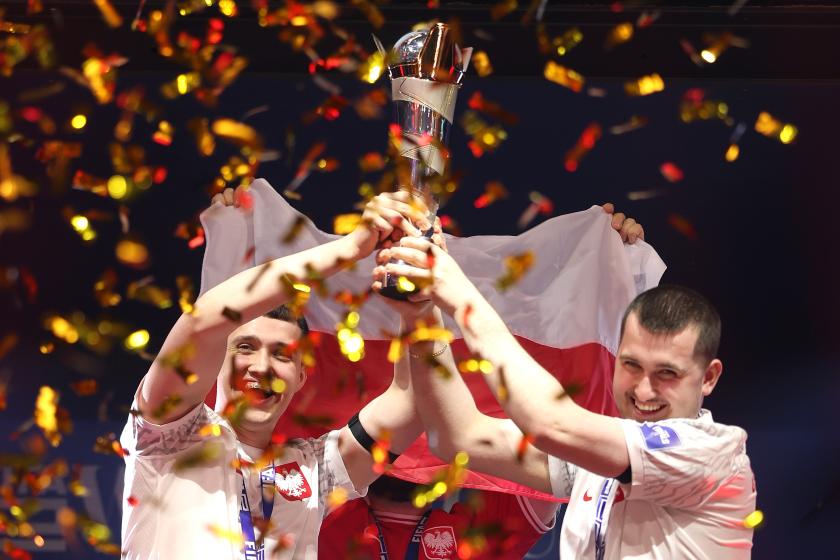 Foto: Miłosz i Mikołaj Ziętkowie z pucharem Mistrzów Świata w eFutbolu 2025 / Źródło: Serwis informacyjny PZPN