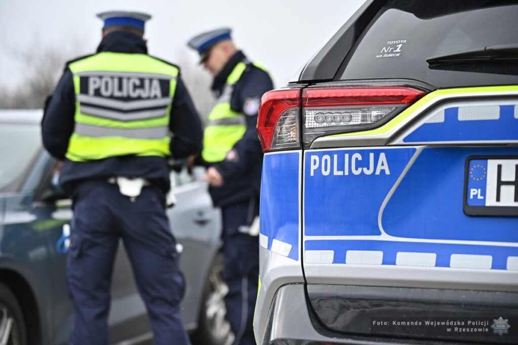 Foto: Radiowóz i policjanci ruchu drogowego