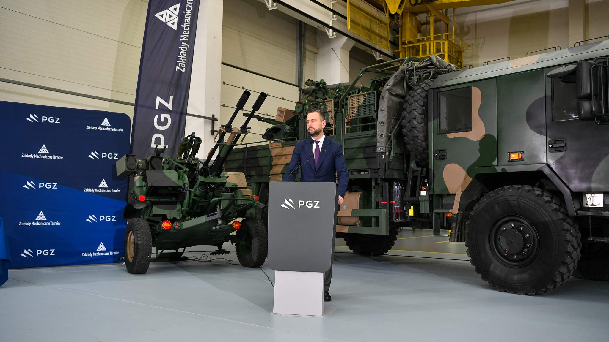 Foto: 29 grudnia 2025 r. w Tarnowie, Władysław Kosiniak-Kamysz wicepremier, minister obrony narodowej uczestniczył w uroczystym podpisaniu umowy na realizację projektu inwestycyjnego w Zakładach Mechanicznych „Tarnów” S.A.