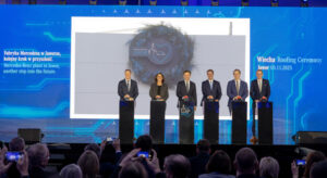 Foto: Uroczystość zawieszenia wiechy w fabryce Mercedes-Benz w Jaworze / Źródło: Mercedes-Benz Polska