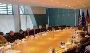 Foto: Ukraińska delegacja pod przewodnictwem prezydenta Wołodymyra Zełenskiego oraz kanclerza Niemiec Friedricha Merza podczas rozmów z delegacją USA pod przewodnictwem specjalnego wysłannika Steve'a Witkoffa i zięcia prezydenta Donalda Trumpa Jareda Kushnera w Berlinie, Niemcy, w niedzielę 14 grudnia 2025 r. (Źródło zdjęcia: konto Witkoffa na X) / Źródło: www.kyivpost.com