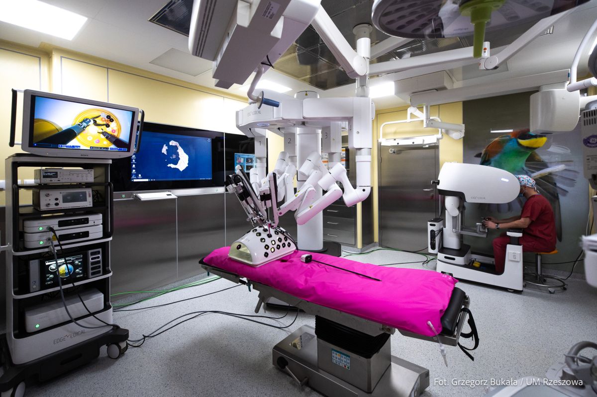 Zdjęcie z konferencji prasowej przeznaczonej prezentacji nowoczesnego robota chirurgicznego w szpitalu przy ul. Rycerskiej w Rzeszowie, fot. Grzegorz Bukała, Urząd Miasta Rzeszowa