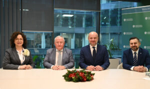 Zdjęcie z podpisania umowy w siedzibie Narodowego Funduszu Ochrony Środowiska i Gospodarki Wodnej na zakup autobusów wodorowych / Źródło: Serwis informacyjny Urzędu Miasta Rzeszowa